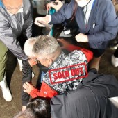 Cư dân mạng Nhật săn lùng chiếc áo của người đàn ông cứu Thủ tướng Kishida